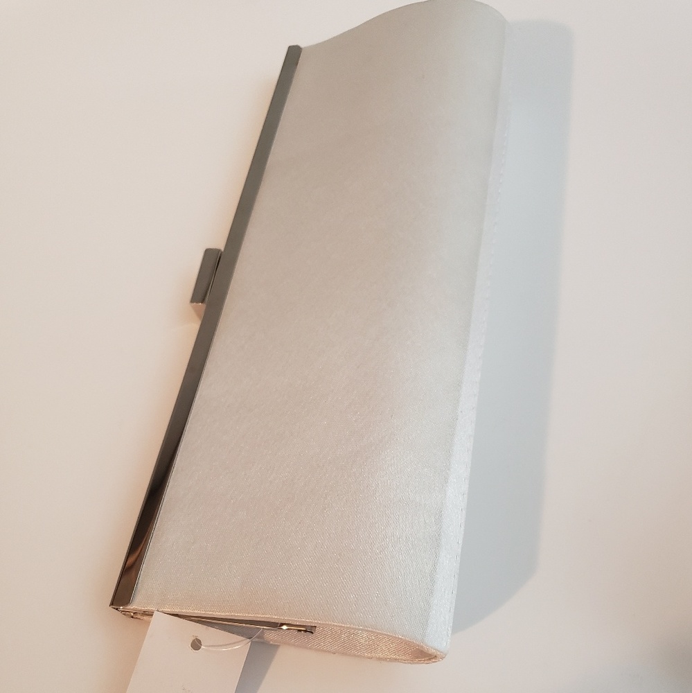 WHITE CLUTCH - Picture 5 of 7